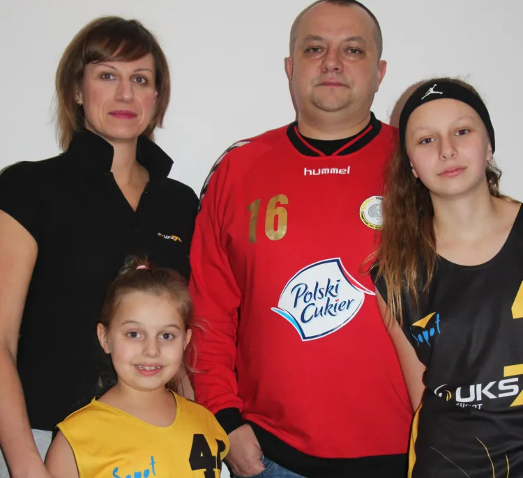 Natalia Sibiga na zdjęciu sportowej rodziny z mamą, tatą i siostrą.