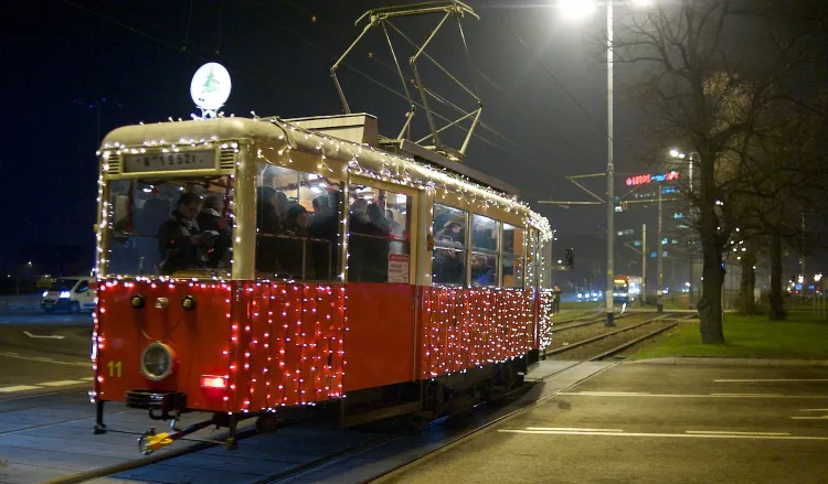 Do 23 grudnia można się jeszcze przejechać świątecznym darmowym tramwajem, udekorowanym 150 lampkami.