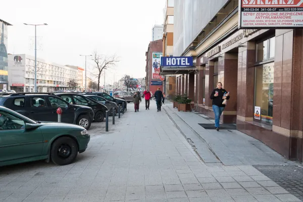 Zawężony chodnik na wysokości Hotelu Szydłowski.