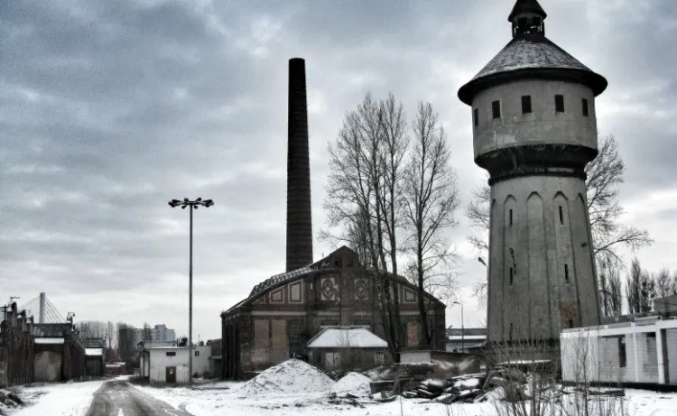 Charakterystyczny komin i wieża ciśnień na terenie dawnych zakładów ZNTK w Gdańsku.