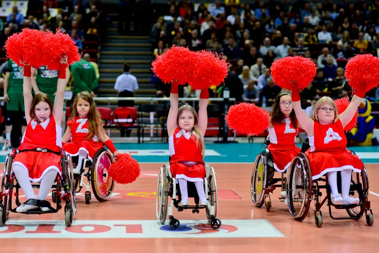 Cheerleaders Flex Pomorze to pierwsza w Polsce grupa cheerleaderek na wózkach.
