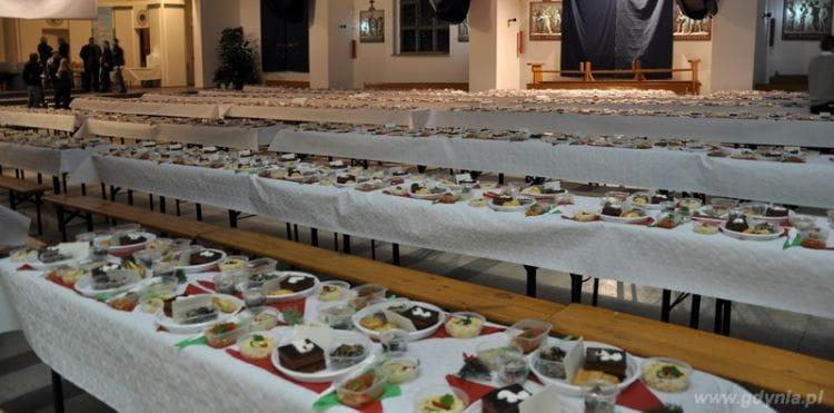 Suto zastawione stoły co roku witają potrzebujących z Gdyni.