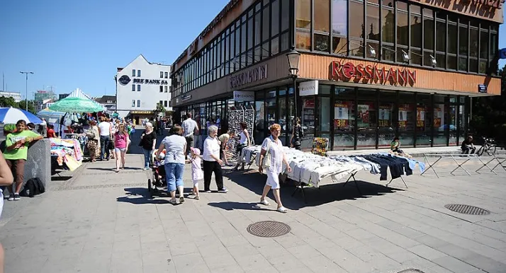 Do połowy września centrum Gdańska i okolice targowisk były oblegane przez nielegalnych handlarzy.