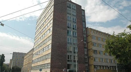 Obecna siedziba Szpitala Miejskiego w Gdyni jest w fatalnym stanie, zwłaszcza z zewnątrz.