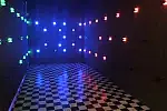 Nowością w Gdyni jest reflex room - pomieszczenie, w którym trzeba wciskać zapalające się kolorowe lampki.