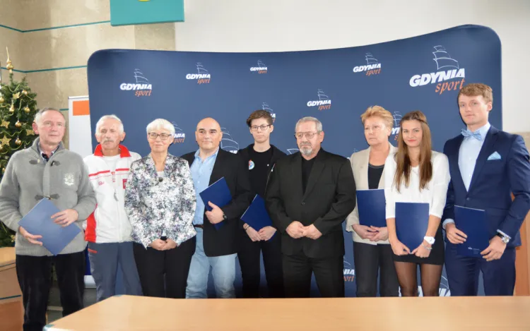 Nagrodzeni gdyńscy sportowcy podczas uroczystości w Urzędzie Miasta wraz z radną Joanną Zielińską. 