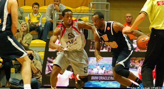 Bobby Brown (z piłką) w meczu o trzecie miejsce turnieju Back to Basket z Lietuvos Rytas Wilno okazał się najlepszym graczem Asseco Prokom Gdynia.