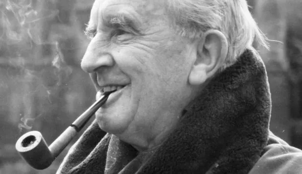 John Ronald Reuel Tolkien to nie tylko brytyjski pisarz, ale też profesor filologii klasycznej i literatury staroangielskiej na Uniwersytecie w Oxfordzie.