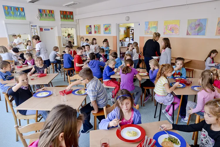 Wraz z początkiem 2017 roku Gdańsk wprowadza bezgotówkowy system opłat za obiady w szkolnych stołówkach. Na zdj. stołówka w Szkole Podstawowej 79. 