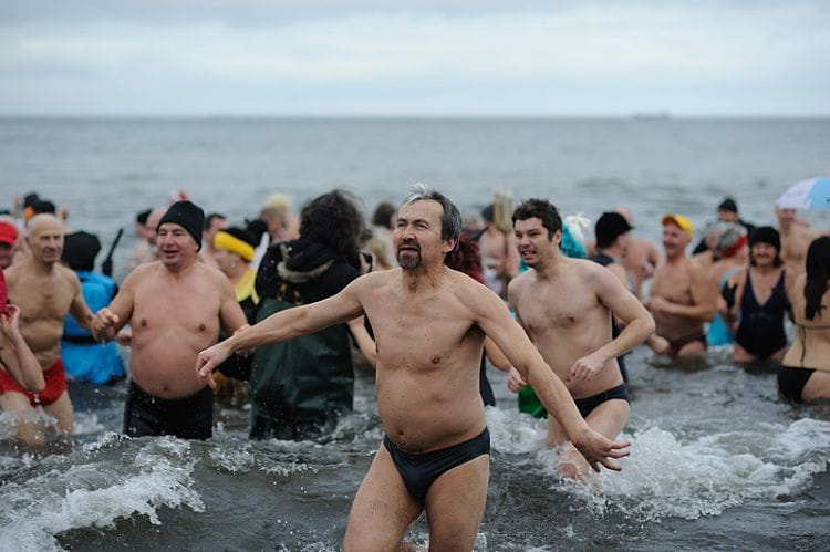 Kąpiel z morsami to tradycyjne powitanie Nowego Roku na trójmiejskich plażach.