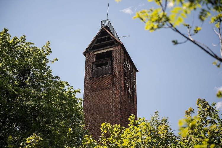 Zegar na wieży Biskupiej Górki, zamiast w Sylwestra, ruszy wiosną. 