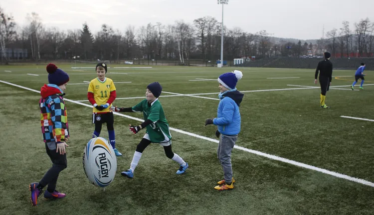 Podczas ferii z Ogniwem dzieci będą miały okazję nauczyć się podstaw kształtującej charakter dyscypliny jaką jest rugby, ale nie tylko.