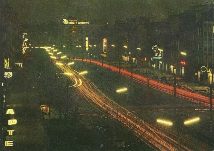 Aleja Grunwaldzka wieczorową porą, lata 60. XX wieku; widok w kierunku Śródmieścia; widoczne m.in. neony baru mlecznego, Totalizatora Sportowego i przedsiębiorstwa Chemia.