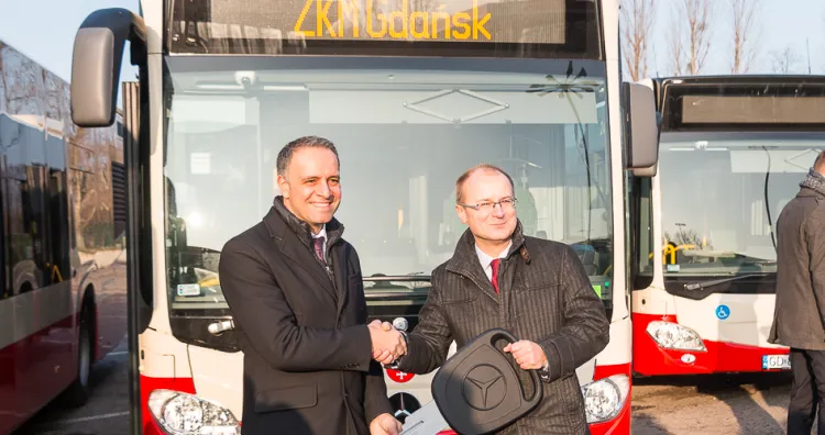 Maciej Lisicki (po prawej) podczas oficjalnego przekazania nowych Mercedesów w grudniu 2016 r. Na tej uroczystości nieobecny był już Jerzy Zgliczyński, który przebywał wówczas na urlopie.