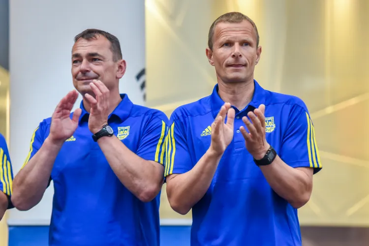 Trener Grzegorz Witt (z prawej) od lat przyjeżdża na treningi Arki na rowerze. Zaraził tym m.in. trenera bramkarzy Jarosława Krupskiego (z lewej).