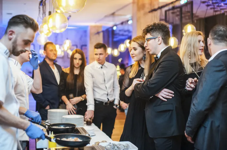 Krewetki przygotowywane w ramach pokazu kulinarnego przez szefa kuchni restauracji Papiroovka - Michała Ostrowskiego 