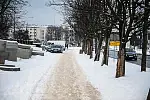Nieodśnieżony chodnik w rejonie ul. 3 Maja w Gdańsku.