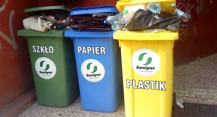 W Gdyni i Sopocie od samego początku reformy śmieciowej mieszkańcy segregują odpady, rozdzielając szkło, papier, plastik i metale oraz odpady biodegradowalne. W Gdańsku taka segregacja zostanie wprowadzona od 1 kwietnia 2018 roku. 