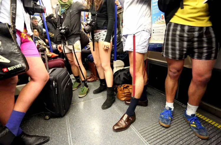 15 lat temu bez spodni zaczęto jeździć metrem jednego dnia w roku w Nowym Jorku, ale moda rozprzestrzeniła się na wiele miast na całym świecie.