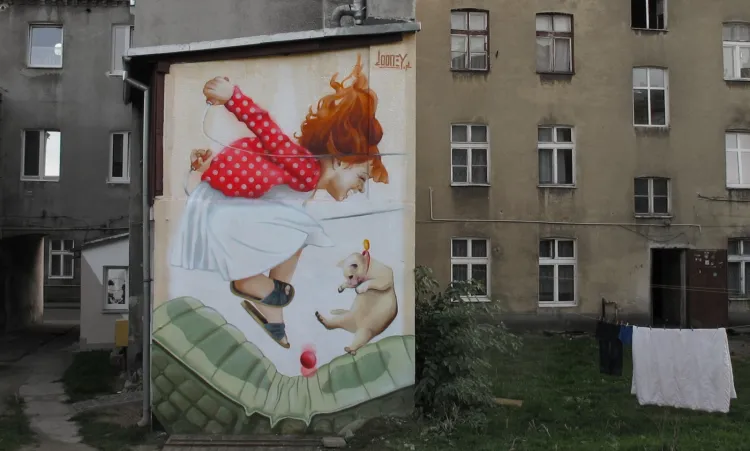 Mural na ul. Szarej w Gdańsku to jedna z najbardziej rozpoznawalnych prac Looneya.