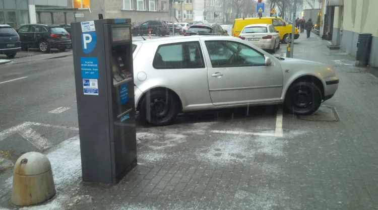 Urzędnicy zwolnieni dyscyplinarnie z powodu afery w Strefie Płatnego parkowania w Gdyni w ramach ugody otrzymają m.in. trzymiesięczne odprawy.