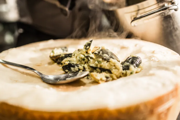 Cytrynowe risotto z mulami na krążku włoskiego sera grana padano