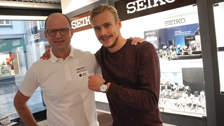 Pontus Engblom (z prawej) dwa razy z rzędu odbierał zegarek, który jest nagrodą dla najlepszego snajpera drugiego poziomu rozgrywek ligowych w Norwegii. 