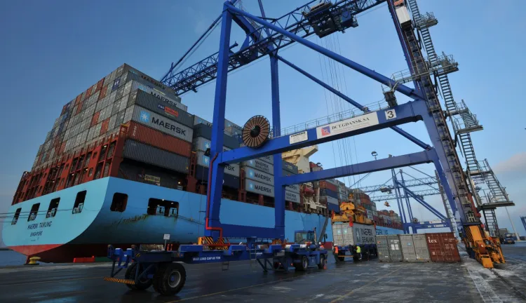 Gdański terminal DCT bije kolejne rekordy przeładunku kontenerów. Na zdjęciu statek Maersk Taikung, największy kontenerowiec,  który wpłynął do polskiego portu.