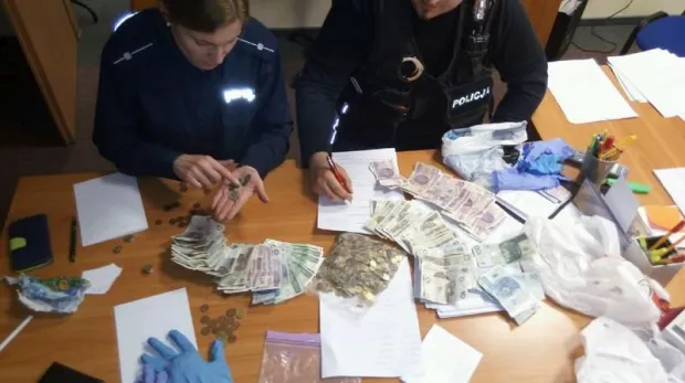 Według policji zatrzymane osoby wyciągnęły z puszek WOŚP około 4,5 tys. zł.
