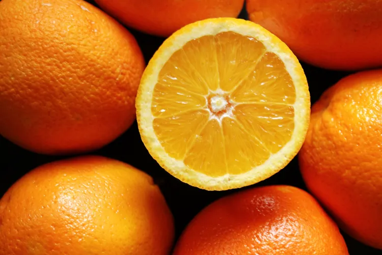 Właściwości odchudzające pomarańczy wynikają głównie z wysokiej zawartość błonnika, który pod wpływem przyjmowanych w ciągu dnia płynów powiększa kilkukrotnie swoją objętość, wypełniając żołądek i w ten sposób na długo zapewniając uczucie sytości. Jednocześnie pomarańcze należą do owoców niskokalorycznych. Jedna średnia (240 g) obrana pomarańcza ma tylko około 100 kalorii.