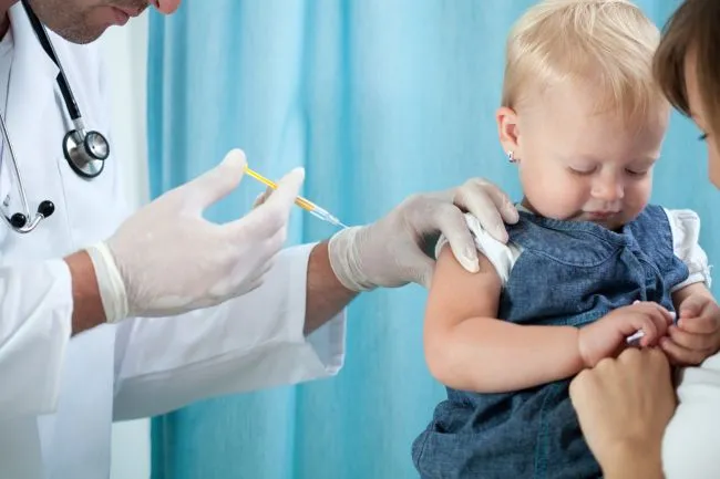 Zdaniem wielu rodziców kwalifikacje do szczepień w praktyce w ogóle nie istnieją. Pytamy lekarzy o to, jakie informacje przed skierowaniem na szczepienie są niezbędne, by dziecko mogło je przyjąć bez narażenia na tzw. reakcje niepożądane.