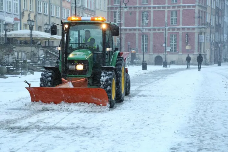 W uzasadnionych przypadkach gmina powinna wywozić śnieg z centrum miasta. Urzędnicy nie umieją jednak powiedzieć w jakiej ilości i gdzie on trafia.