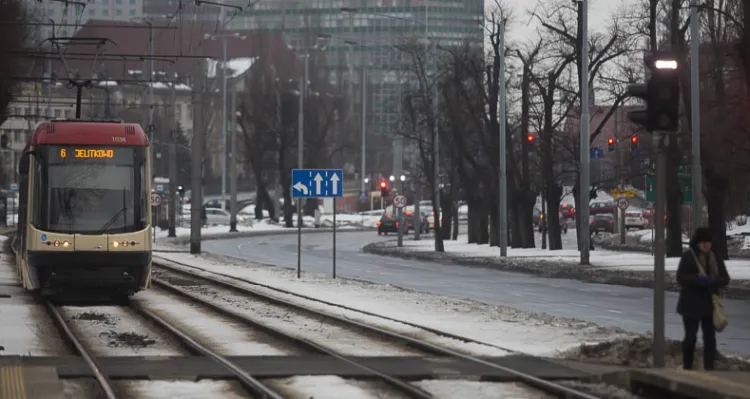 Przystanek Chodowieckiego (nz.) oraz Politechnika - już za kilka tygodni tramwaje nie będą tutaj wstrzymywane przez światła na przejściu dla pieszych.