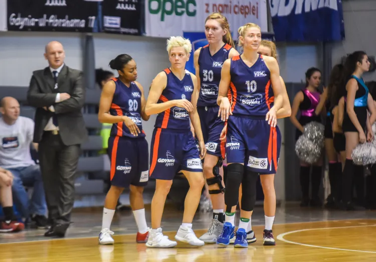 Koszykarki Basketu Gdynia odniosły cenne zwycięstwo w Lublinie. Na zdjęciu od lewej: trener Marek Lebiedziński, Reene Montgomery, Jelena Skerović, Carolyn Swords i Monika Grigalauskyte.