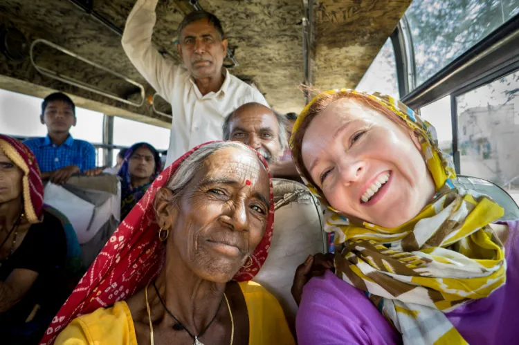 Magda Jończyk podczas jednej ze swoich dalekich podróży (na zdjęciu: Indie. W lokalnym autobusie w Radżastanie).