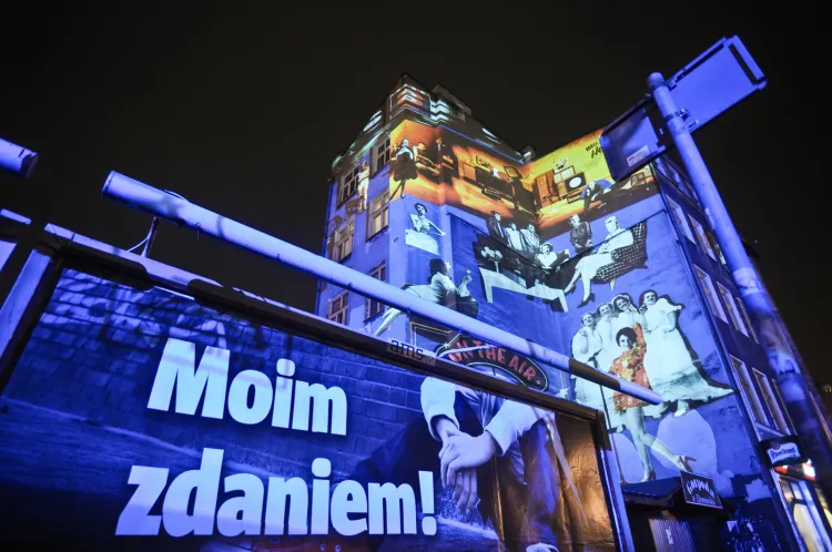 Robert Sochacki swoje wielkoformatowe projekcje pokazuje na ulicach Trójmiasta od lat. Nz. praca pokazywana podczas festiwalu Narracje w 2010 roku.