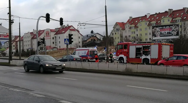 Do potrącenia pieszego stojącego przy przejściu doszło na jezdni ul. Wielkopolskiej w kierunku centrum Gdyni. Mężczyzna walczy o życie w szpitalu. 