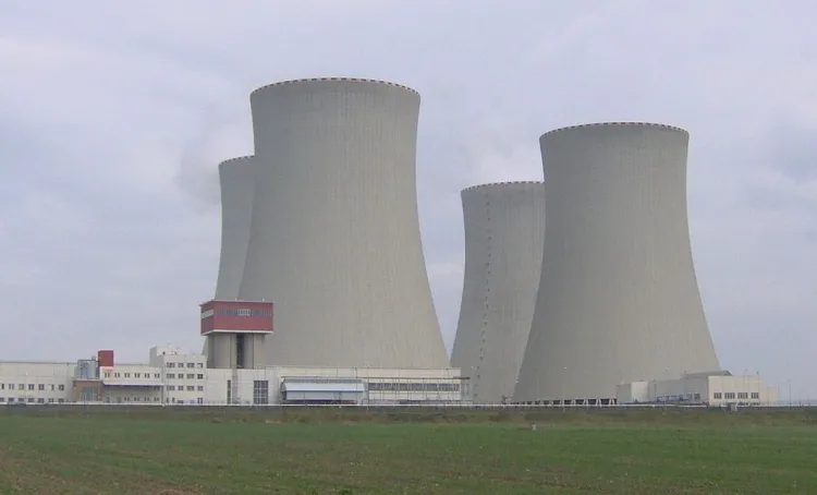 Wszystko wskazuje na to, że druga próba wybudowania w Polsce elektrowni jądrowej również spali na panewce. Tymczasem energię pochodzącą z rozszczepienia jąder atomów pozyskuje się od wielu lat w większości krajów Europy. Na zdjęciu uruchomiona w 2002 roku elektrownia Temelín w Czechach.