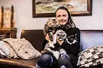 Monika Lubańska ze swoimi kotami rasy Selkirk Rex