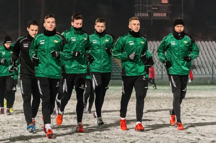 Od początku tegorocznych przygotowań są w Lechii piłkarze, którzy trenują indywidualnie. Tak obecnie w Turcji ćwiczy Lukas Haraslin (na pierwszym planie) i Rafał Janicki (trzeci z prawej).
