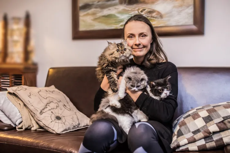 Monika Lubańska ze swoimi kotami rasy Selkirk Rex