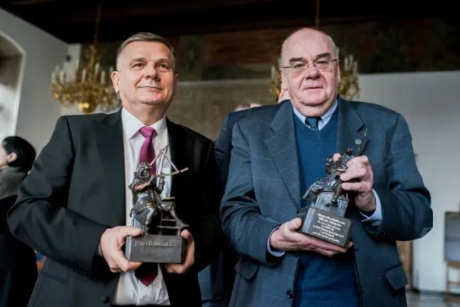 Laureatami tegorocznej Nagrody Naukowej Miasta Gdańska imienia Jana Heweliusza zostali profesorowie Kazimierz Darowicki (z lewej) i Jerzy Zajadło (z prawej str. zdjęcia).