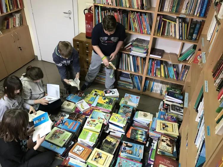 Dzieci nie kryją zadowolenia z wygranych w konkursie książek. Część z nich jest już skatalogowana i stoi na półkach biblioteki, pozostałe czekają jeszcze na swoją kolej.