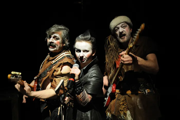"Janosik. Naprawdę prawdziwa historia" Teatru Lalka w Warszawie w reżyserii Łukasza Kosa będzie pierwszym w historii R@Portu spektaklem kierowanym do młodszych widzów.