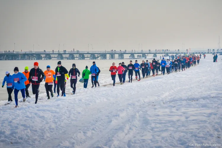 W zeszłym roku po sopockiej plaży biegło zimą ponad 300 osób.