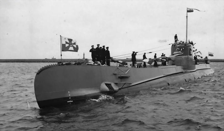 ORP Orzeł wypływa z portu w Gdyni. Rok 1938.