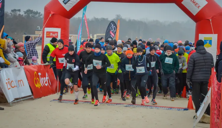 Po sopockiej plaży biegało w sobotę ponad 300 uczestników cyklu 4 pory roku.