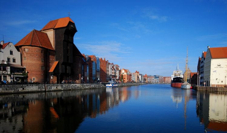 Zabytkowy Żuraw jest symbolem Gdańska. Każdy turysta wraca z wycieczki po mieście z takim lub podobnym zdjęciem.