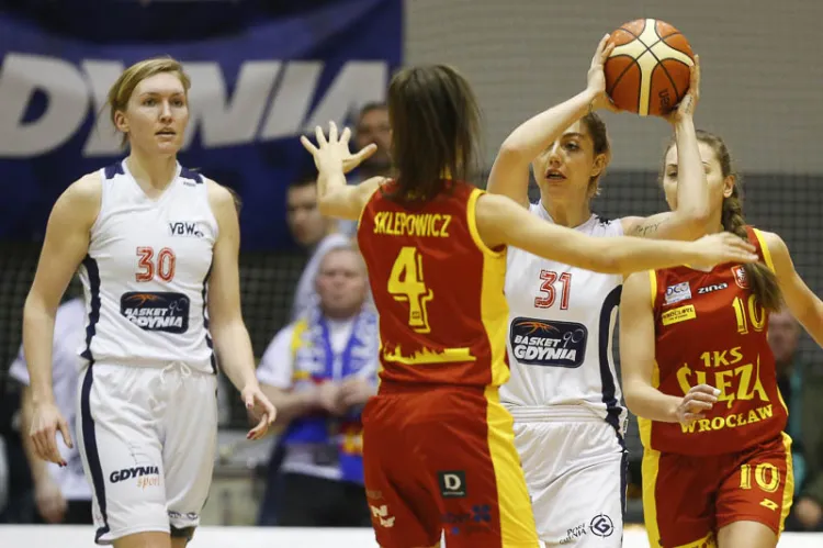 Karolina Puss (z piłką) pokazała w końcówce meczu ze Ślęzą, że pamięta jak grać skutecznie w koszykówkę.