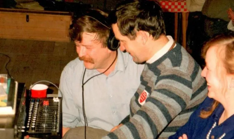 Zbigniew Klewiado (z lewej) pierwszy nadajnik zrobił z anteny telewizyjnej, gwoździa i kija.